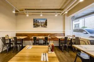 재활용 원목 벤치가 돋보이는 빈티지 브런치 카페